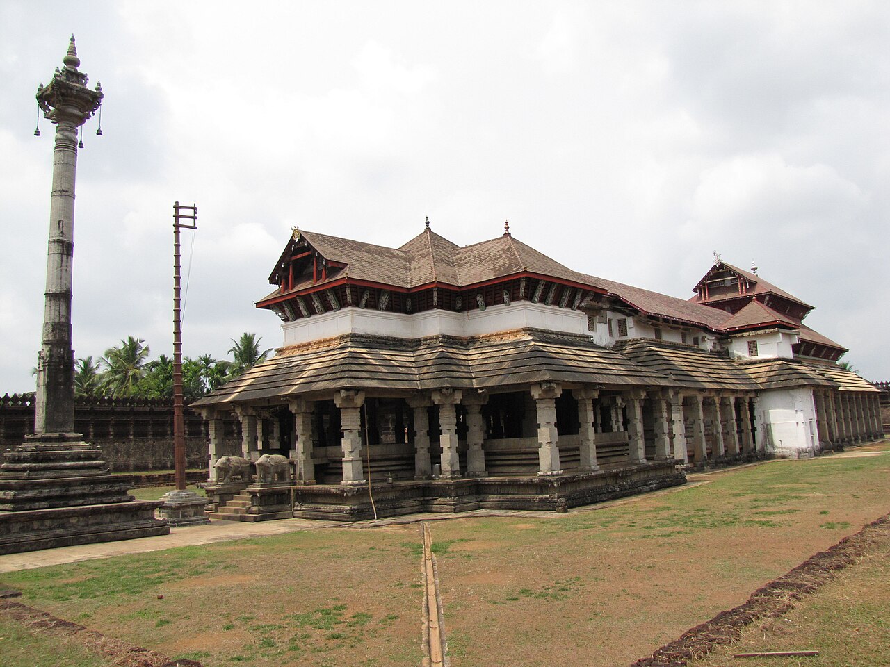 Saavira Kambada Basadi — image 2