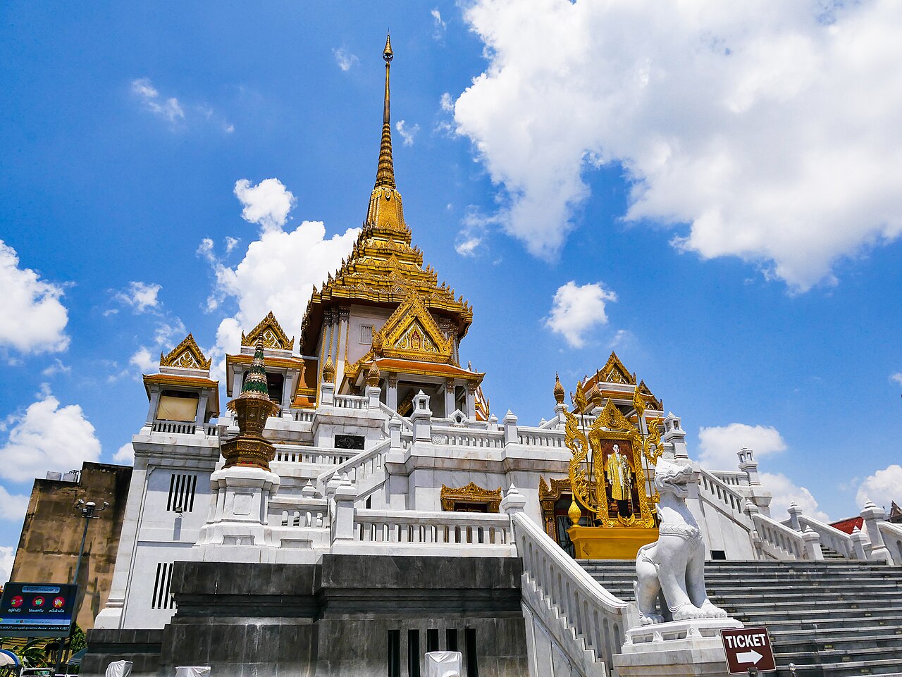 Wat Traimit
