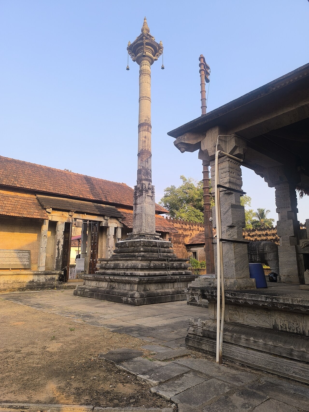 Saavira Kambada Basadi — image 1