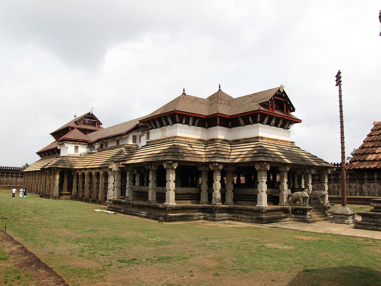 Saavira Kambada Basadi — image 3