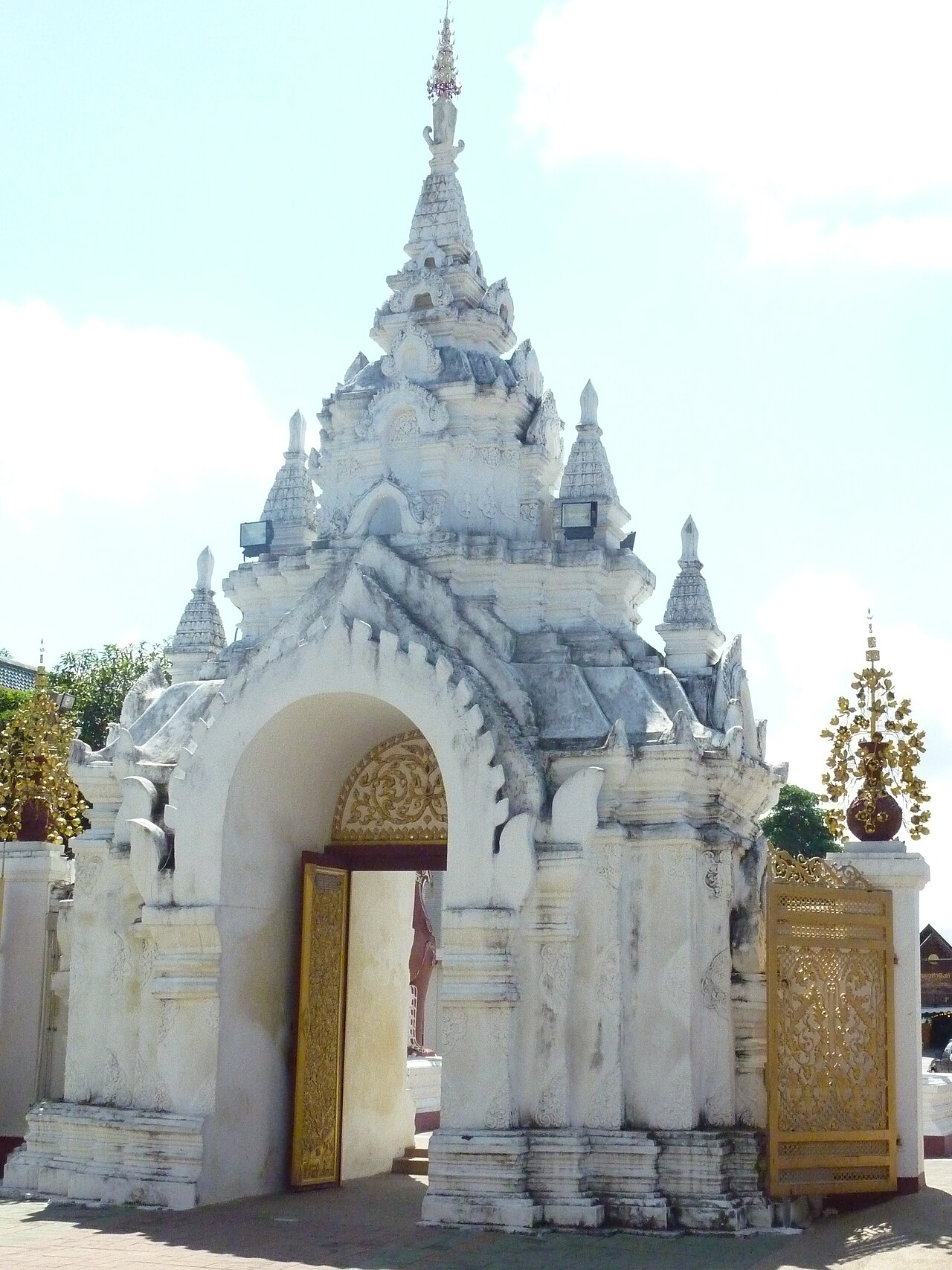 Wat Phra That Hariphunchai — image 3